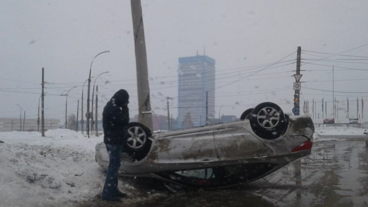 В Тольятти Hyundai врезался в бордюр и перевернулся на крышу