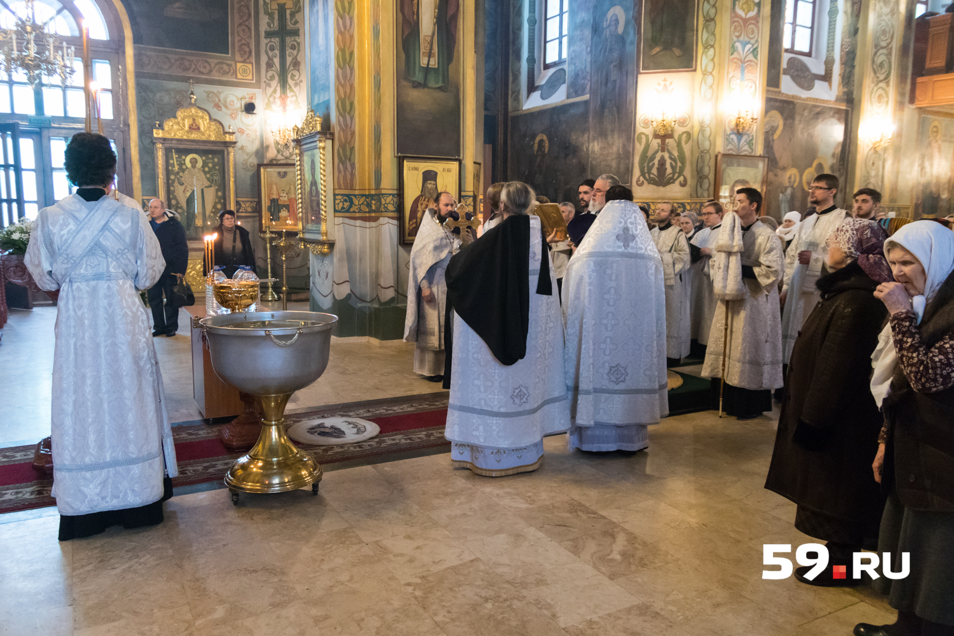После службы в храмах многие пойдут на пруд, чтобы пройти обряд Крещения После службы в храмах многие пойдут на пруд, чтобы пройти обряд Крещения