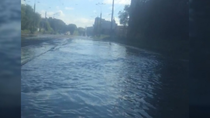 «Научил свою "десятку" плавать»: в Самаре затопило Заводское шоссе