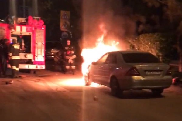 У автомобиля загорелся капот У автомобиля загорелся капот
