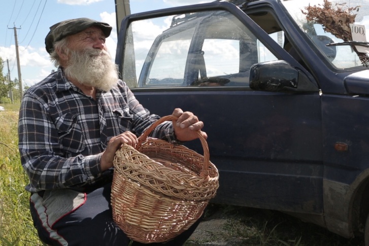 За маленькие корзинки пенсионер просит 400 рублей, за большие – 1400