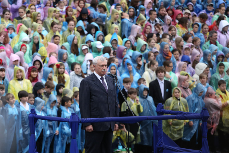 Выступление сводного хора Санкт-Петербурга, состоящего из 4000 участников на Исаакиевской площади у стен Исаакиевского собора посвященное Дню города.
