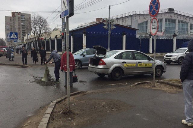 Активисты ремонтируют асфальт Активисты ремонтируют асфальт