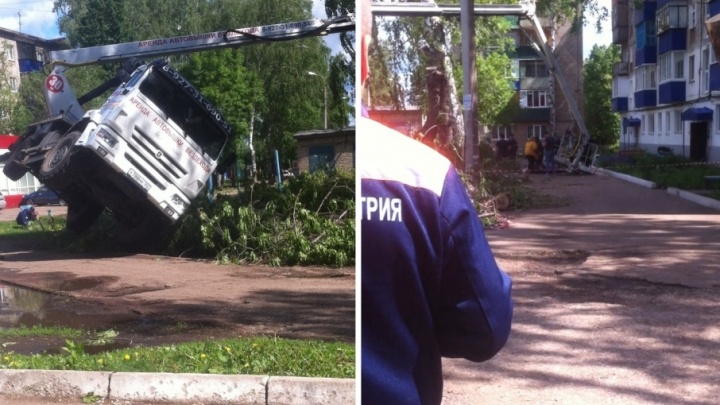В Стерлитамаке рухнула автовышка: есть пострадавшие