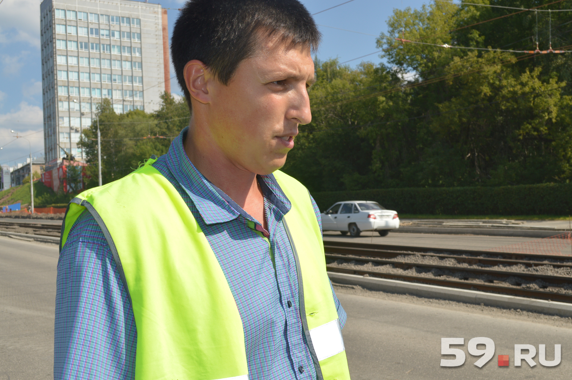 Андрей Кармышев вместе с коллегой проверяет асфальт по всему городу