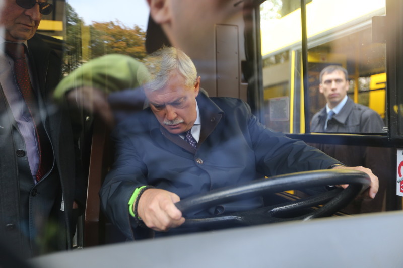 Губернатор Санкт-Петербурга Георгий Полтавченко на церемонии передачи автобусов МАЗ ОАО "Третий парк"