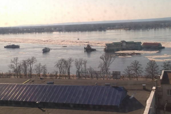 Дебаркадеры «поймали» в районе Красноармейского спуска Дебаркадеры «поймали» в районе Красноармейского спуска