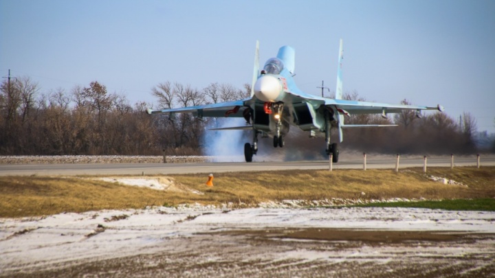 Как Су-30М2 и Су-34 приземлялись на донскую трассу — видеорепортаж