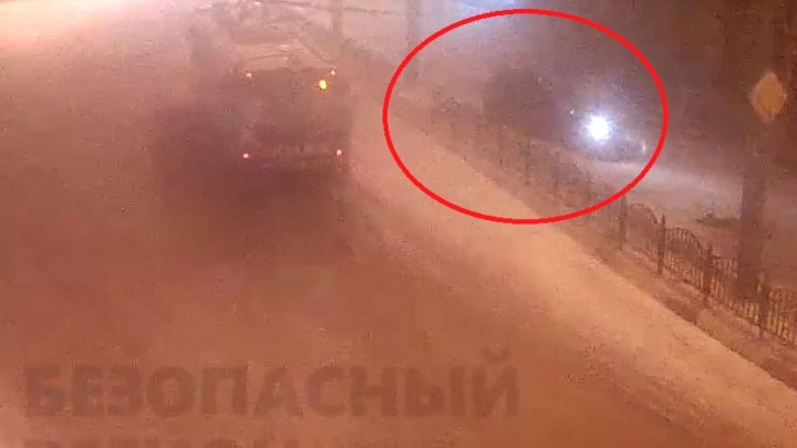 Врезался на скорости в забор: появилось видео ДТП на Богоявленской площади