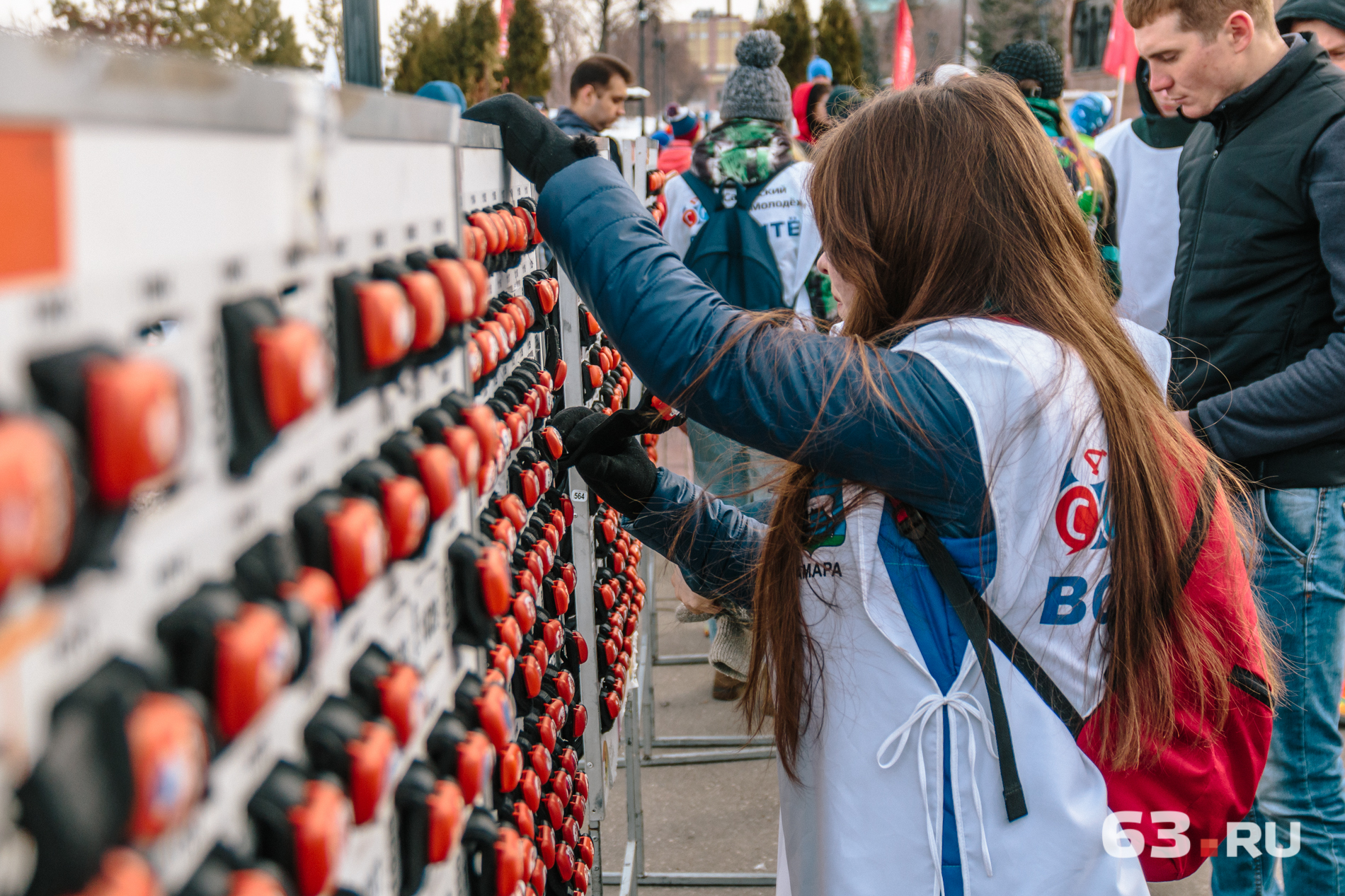 Всем участникам выдали специальные датчики Всем участникам выдали специальные датчики