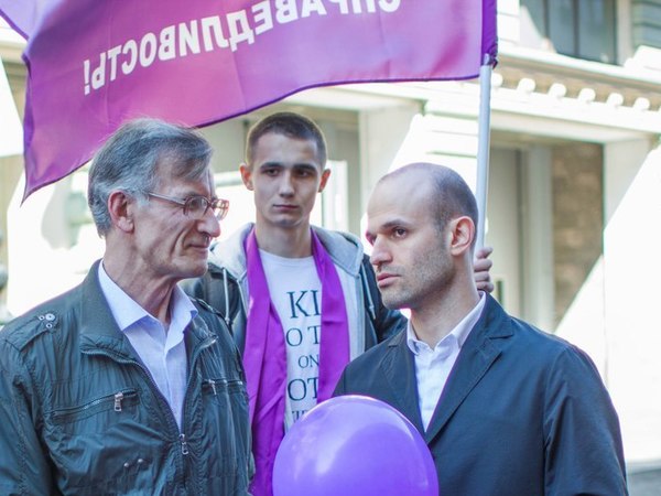 депутат Александр Смехов справа