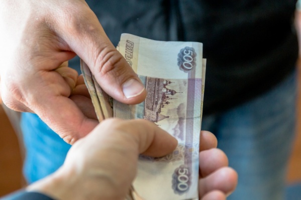Женщина выплатит тысячу рублей Женщина выплатит тысячу рублей