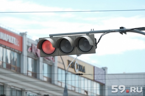 В Перми отключили два светофора В Перми отключили два светофора