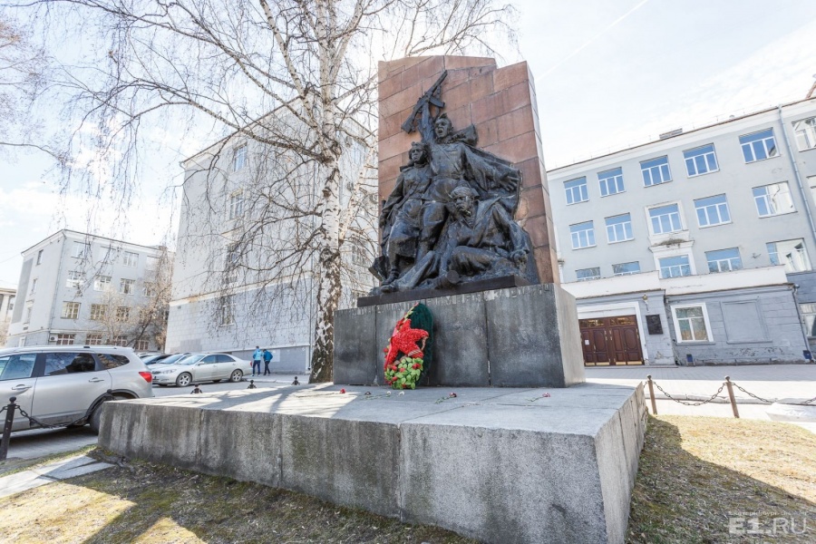 Мемориал появился здесь в 1961 году. Мемориал появился здесь в 1961 году.