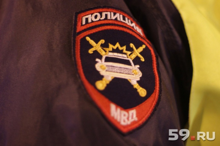 Мужчина ударил сотрудника полиции кулаком по лицу Мужчина ударил сотрудника полиции кулаком по лицу