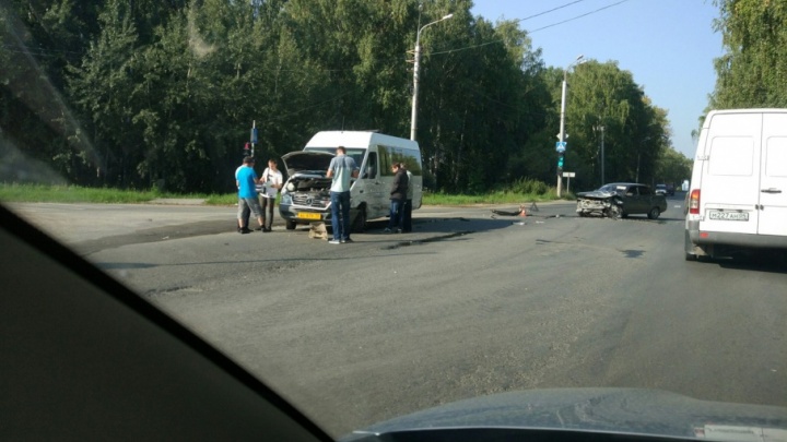 Водитель Lada устроил ДТП с микроавтобусом на Старотобольском тракте