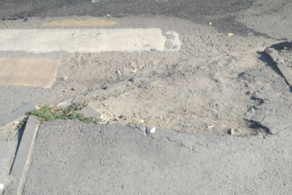 Горожанка просит городские власти заделать выбоину Горожанка просит городские власти заделать выбоину