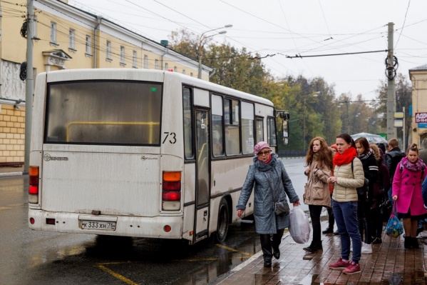 Ярославцы теперь не могут знать заранее, почём проезд в маршрутке, которая подъезжает к остановке: 23 или 26 рублей Ярославцы теперь не могут знать заранее, почём проезд в маршрутке, которая подъезжает к остановке: 23 или 26 рублей
