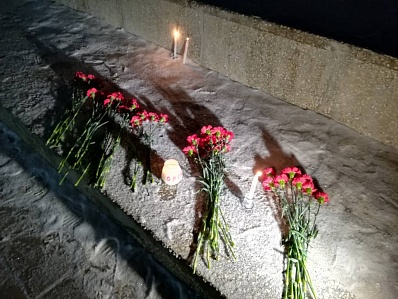 В память о погибших в авиакатастрофе горожане несут цветы и ставят свечи