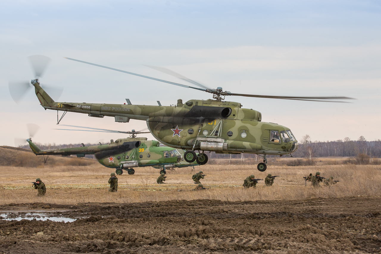 Высадка тактического десанта с транспортно-боевого вертолета Ми-8 Высадка тактического десанта с транспортно-боевого вертолета Ми-8
