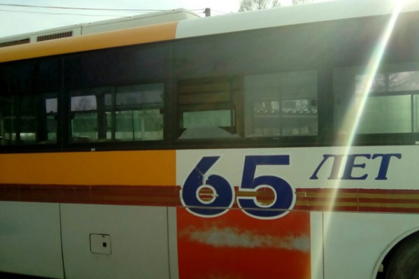 У одного автобуса выбито стекло в салоне У одного автобуса выбито стекло в салоне