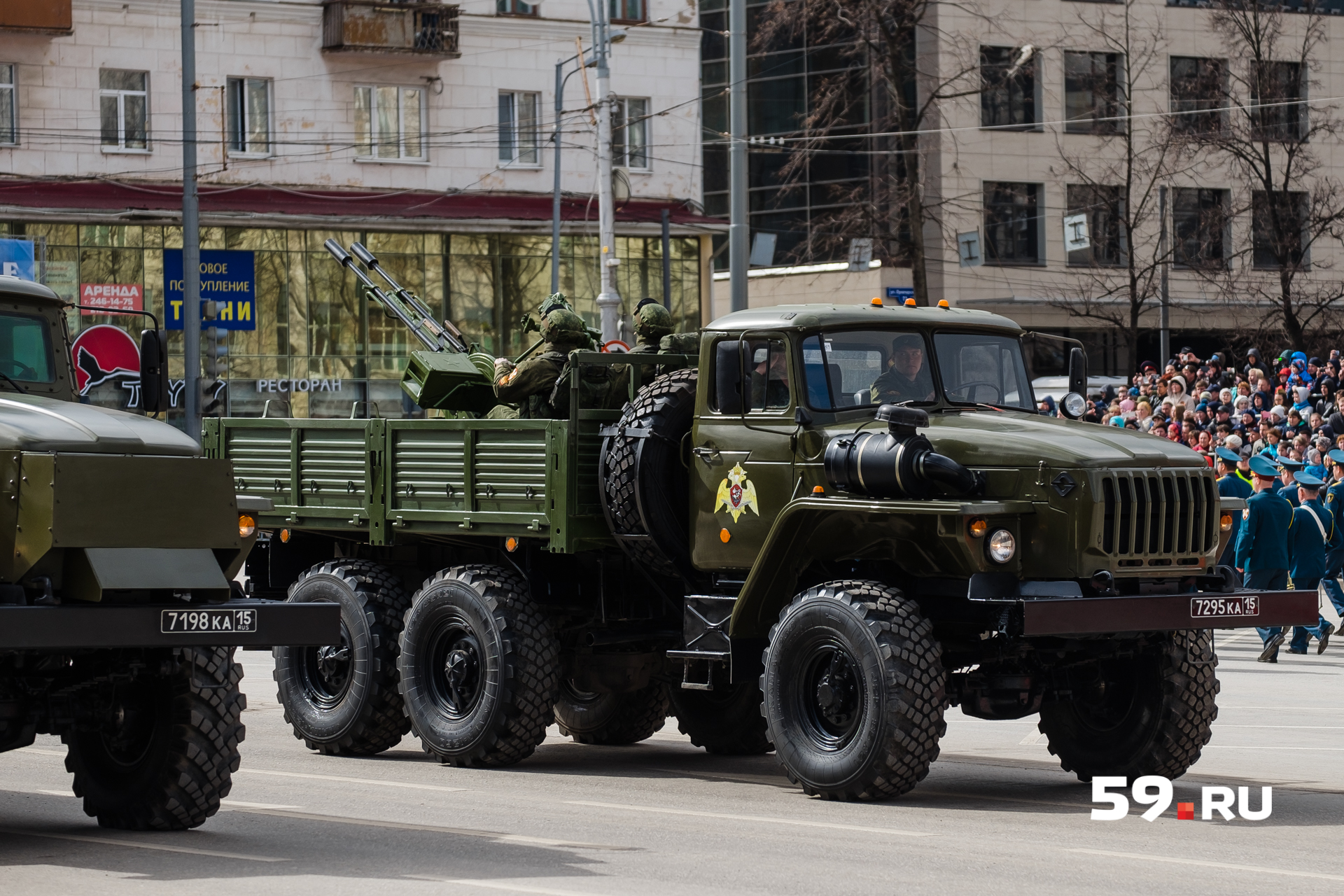 Техника в ожидании парада стояла на Комсомольском проспекте с самого утра Техника в ожидании парада стояла на Комсомольском проспекте с самого утра