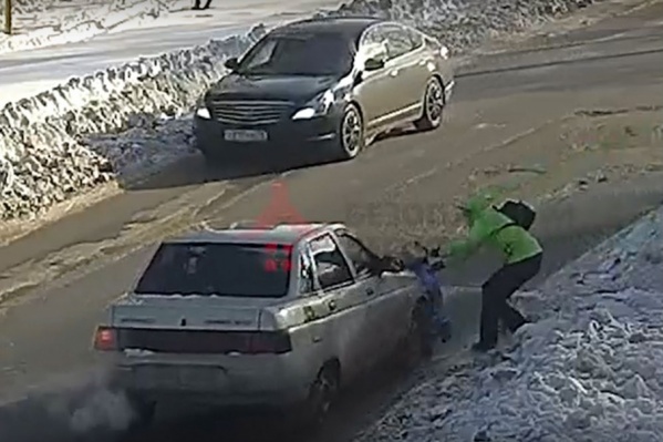 Мама совсем чуть-чуть не успела, чтобы схватить малыша Мама совсем чуть-чуть не успела, чтобы схватить малыша
