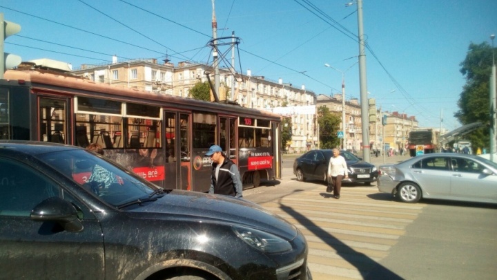 Внимание, пробка: на перекрестке Героев Хасана и Чкалова трамвай столкнулся с иномаркой