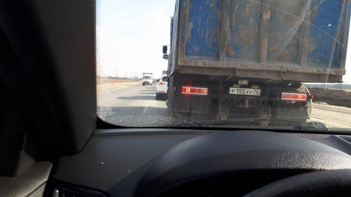 На тюменской объездной из-за ДТП с КАМАЗами образовалась пробка