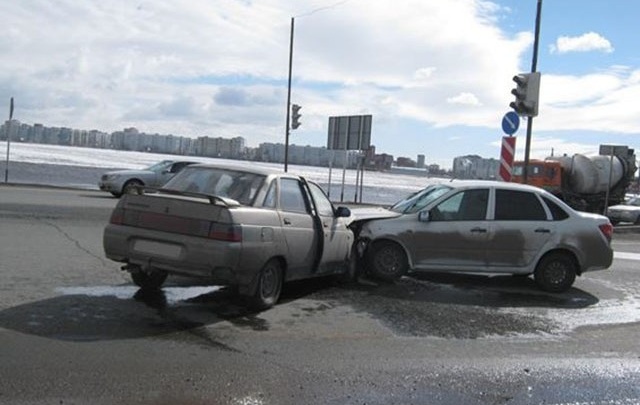 В Тольятти лоб в лоб столкнулись Lada Granta и ВАЗ-21102, есть пострадавшие