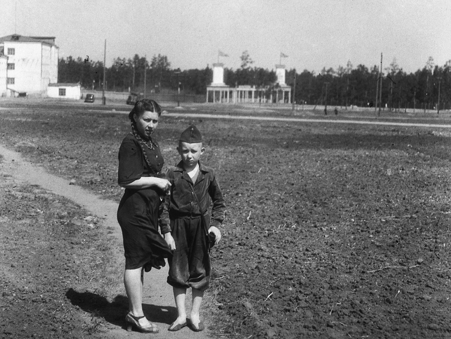 На заднем плане — главный вход в ПКиО Гагарина, 1940-е годы