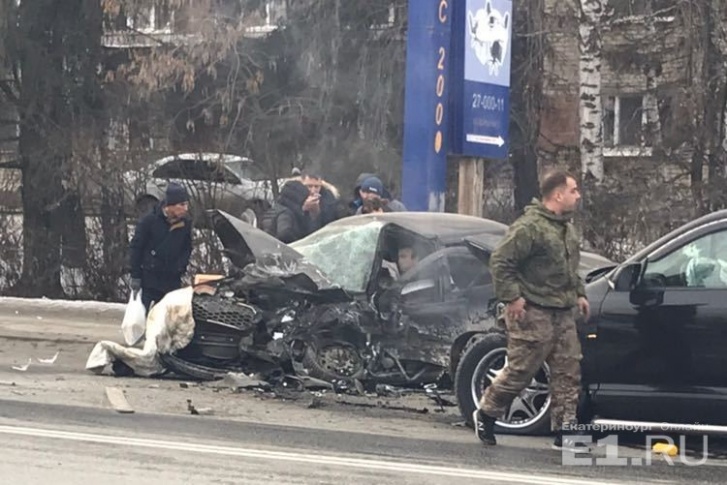 У иномарки разворотило капот.
У иномарки разворотило капот.