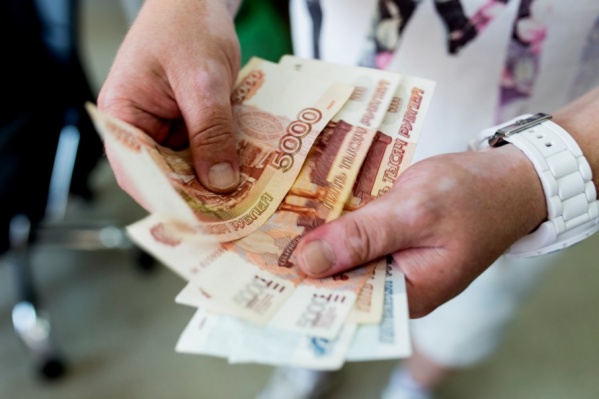 По словам депутата от КПРФ Веры Ганзи, сейчас депутаты получают около 360 тыс. руб., а на руки и того меньше — 312 тыс. руб. По словам депутата от КПРФ Веры Ганзи, сейчас депутаты получают около 360 тыс. руб., а на руки и того меньше — 312 тыс. руб.