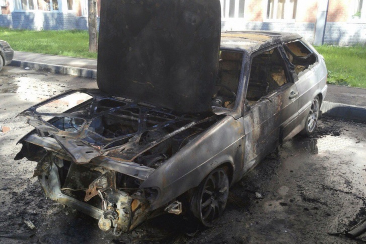 Машина загорелась во дворе дома по улице Гатчинской Машина загорелась во дворе дома по улице Гатчинской