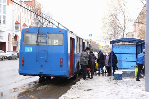 Единственный элемент благоустройства на этой остановке — терминал оплаты, приделанный к столбу Единственный элемент благоустройства на этой остановке — терминал оплаты, приделанный к столбу