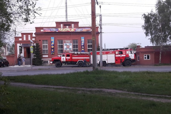 Пожар начался с кровли пристроя Пожар начался с кровли пристроя