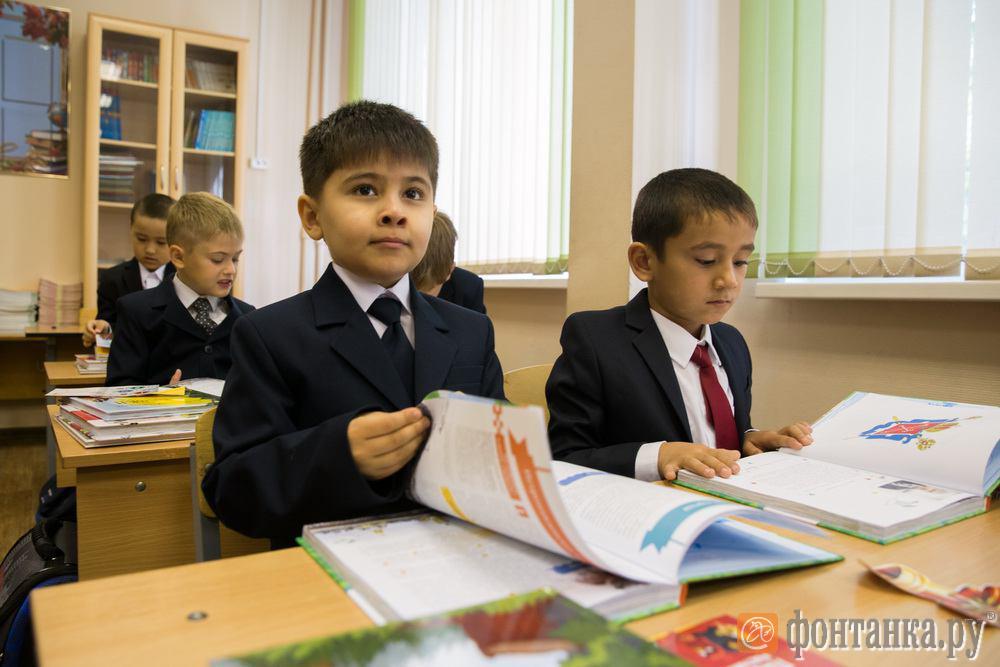 Какой придумал школу. Дети в таджикиским школе. Таджикские дети в классе. Дети таджики школьники. Школа для таджикских детей в Москве.