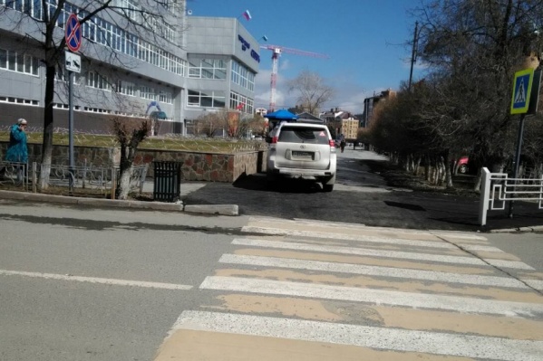 Автохам возле торгово-бытового центра «Сибирь» на Первомайской Автохам возле торгово-бытового центра «Сибирь» на Первомайской