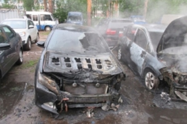 Машины сгорели полностью Машины сгорели полностью