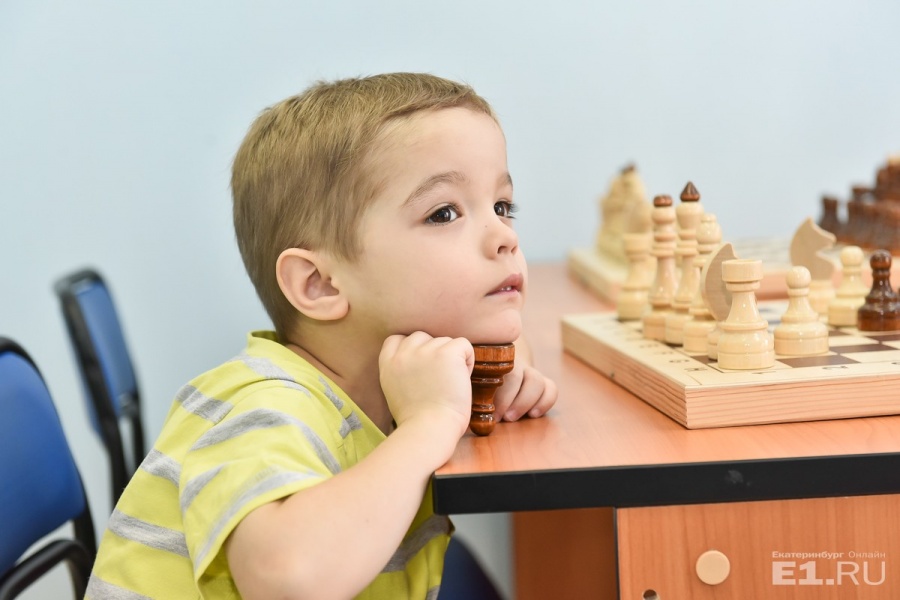 Если раньше на шахматы приводили не раньше 5 лет, то сейчас родители хотят учить детей с садика.
