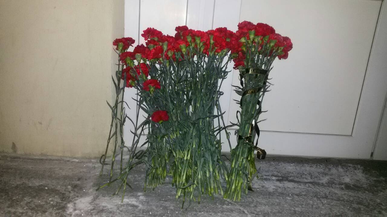 В аэропорт Орска приносят цветы