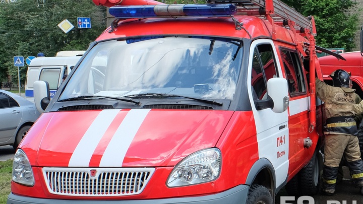 В Перми пожарные спасли двоих детей из горящего дома