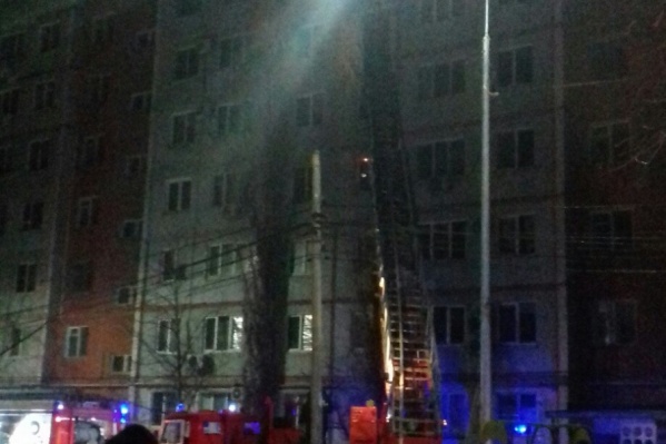 Спасатели тушили огонь больше трех часов Спасатели тушили огонь больше трех часов