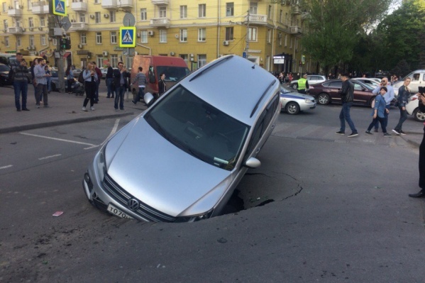 Машина провалилась в яму во время движения Машина провалилась в яму во время движения