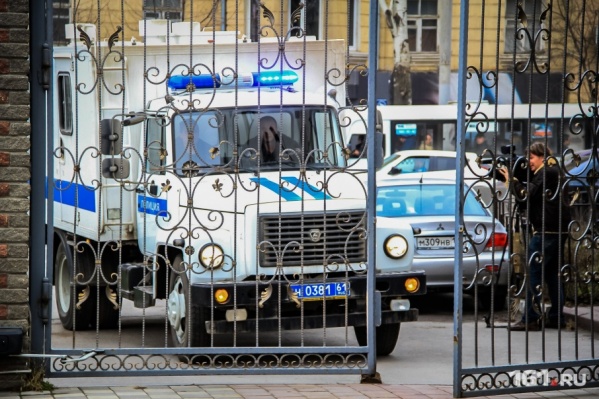 Задержанных привезли в отдел полиции Задержанных привезли в отдел полиции