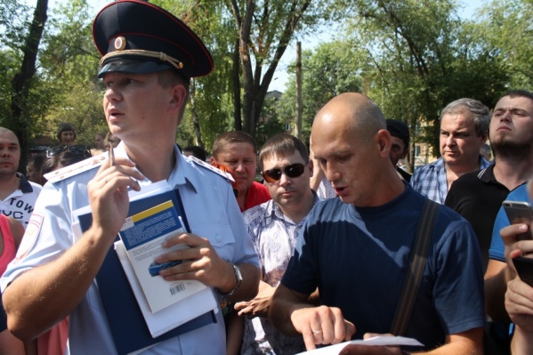 Сотрудники ГИБДД поговорили с автомобилистами на спорном месте Сотрудники ГИБДД поговорили с автомобилистами на спорном месте