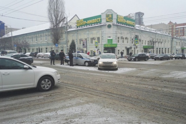 ДТП и снег привели к серьезному затору на углу Соколова и Красноармейской ДТП и снег привели к серьезному затору на углу Соколова и Красноармейской