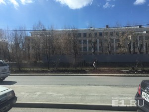 Вокруг первой школы, которую должны были снести в марте, вырос строительный забор.
Вокруг первой школы, которую должны были снести в марте, вырос строительный забор.
