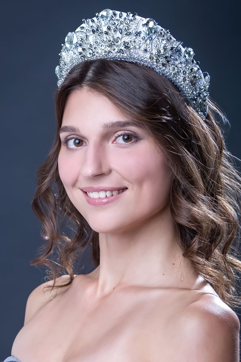 21-летняя Елена Тигунова: "Нет ничего лучше, чем учиться делать что-то новое. Работаю на заводе программистом-оператором лазерных станков, учусь на архитектора – одна из сложнейших и увлекательнейших, на мой взгляд, профессий, пишу картины маслом и в других техниках, делаю чудные десерты. А моя особенная страсть – акробатика на воздушных полотнах!"
21-летняя Елена Тигунова: "Нет ничего лучше, чем учиться делать что-то новое. Работаю на заводе программистом-оператором лазерных станков, учусь на архитектора – одна из сложнейших и увлекательнейших, на мой взгляд, профессий, пишу картины маслом и в других техниках, делаю чудные десерты. А моя особенная страсть – акробатика на воздушных полотнах!"