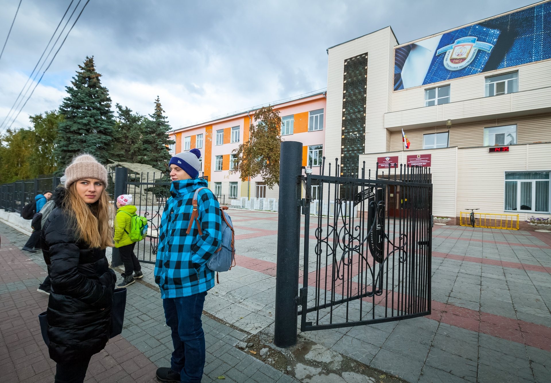 Из гимназии №1 эвакуировали 12 классов, детей отправили в соседний дворец им. Крупской Из гимназии №1 эвакуировали 12 классов, детей отправили в соседний дворец им. Крупской